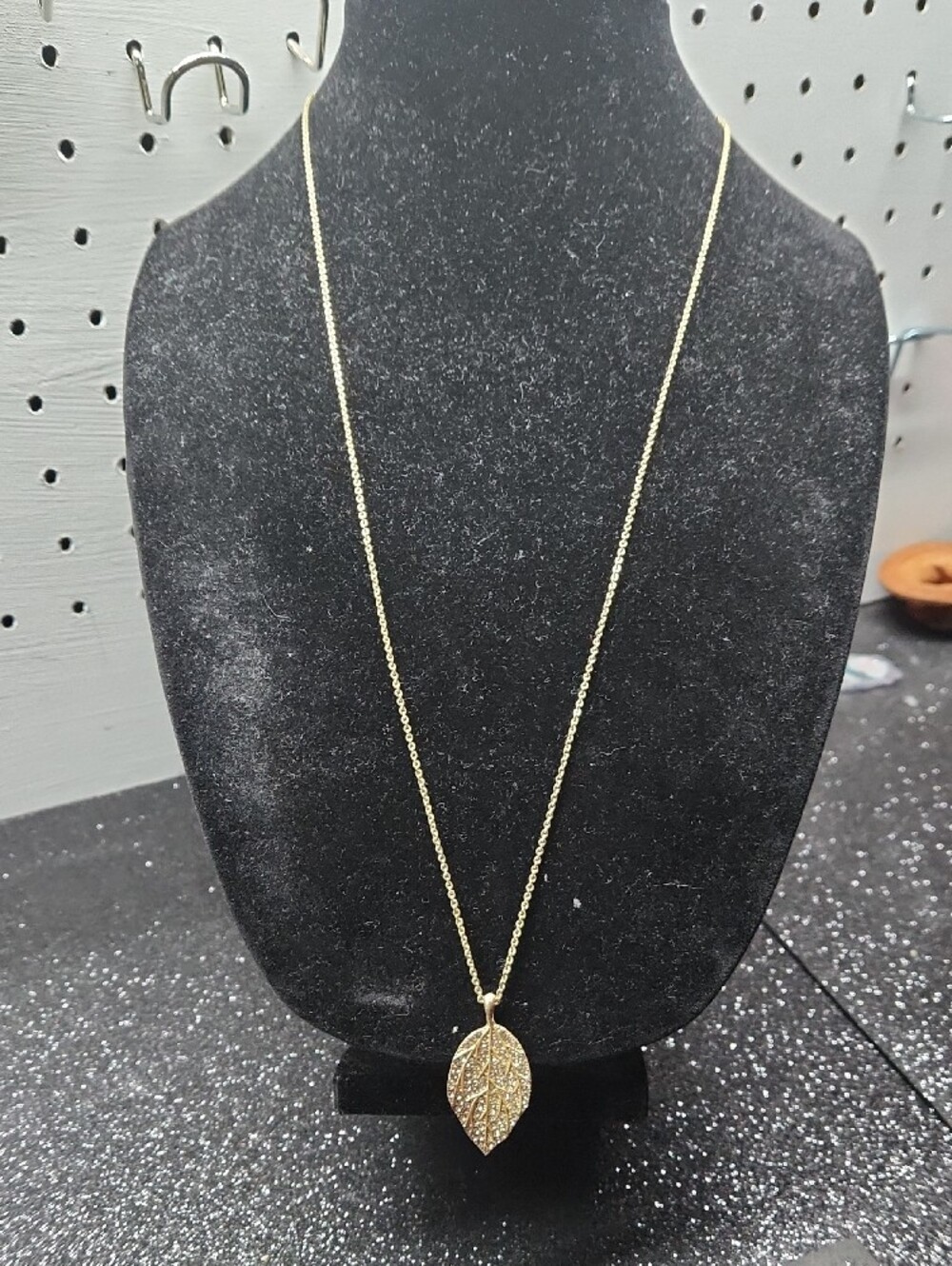 Marked And Unmarked Gold-tone Bundle - Picture 2 of 14